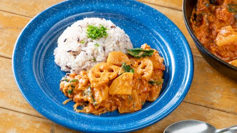 旬の野菜をたっぷりと！アウトドアでほっと温まるひと皿、スキレットで作る「マフェ」レシピ