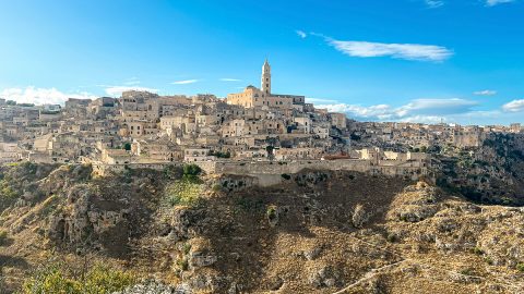 過去にタイムスリップした気分!? 古代の洞窟住居が残るイタリアの街「マテーラ」で歴史体感ハイキング