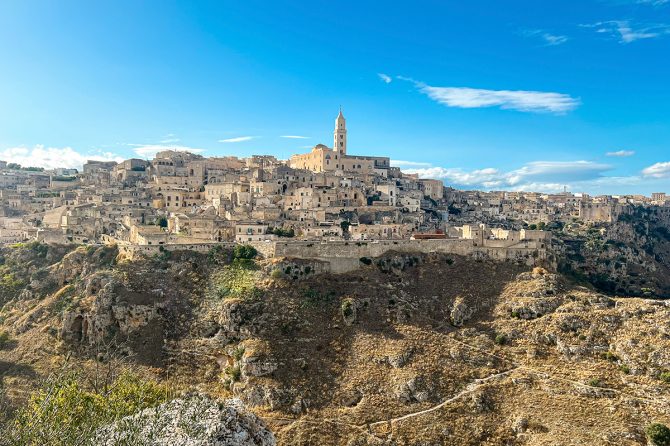 過去にタイムスリップした気分!? 古代の洞窟住居が残るイタリアの街「マテーラ」で歴史体感ハイキング