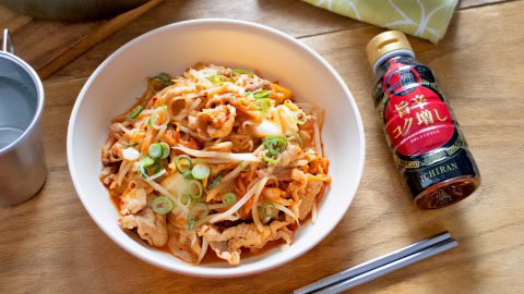 キャンプ飯があのラーメンのたれ風味に?! 「一蘭 旨辛コク増し」で作る簡単豚キムチのレシピ