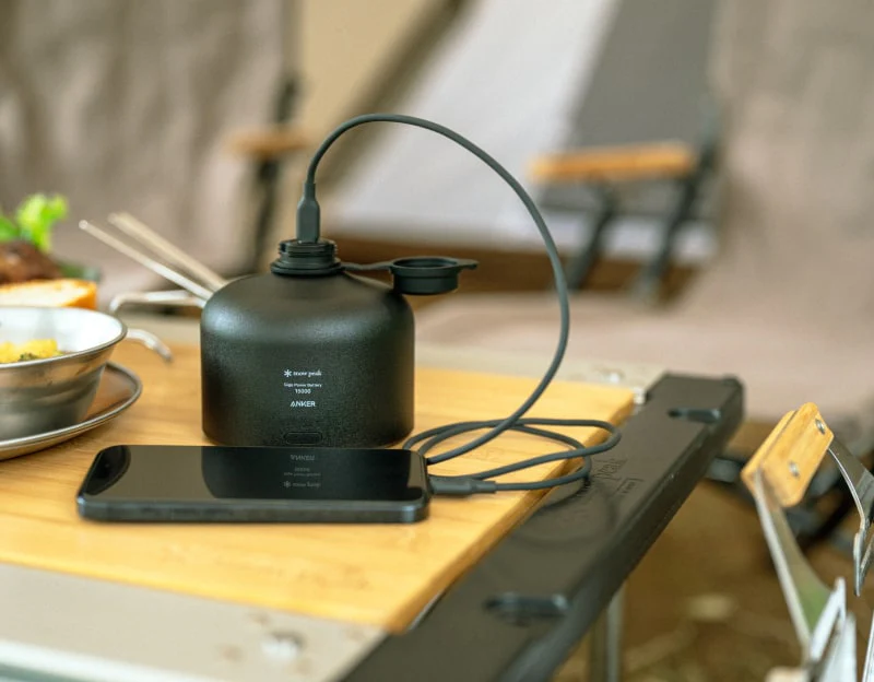 モバイルバッテリーでスマホを充電する様子
