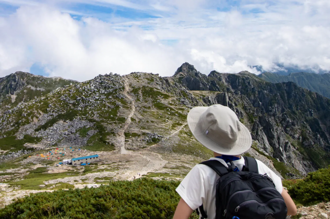 山登りをする男性