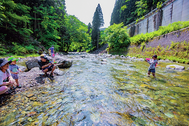 川遊びをする子供たち