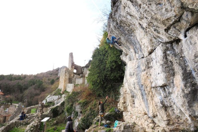 お城を背景にクライミング