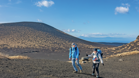 地球の息吹を体感！ 伊豆大島で花見&火山を眺めながらの２DAYSハイキング