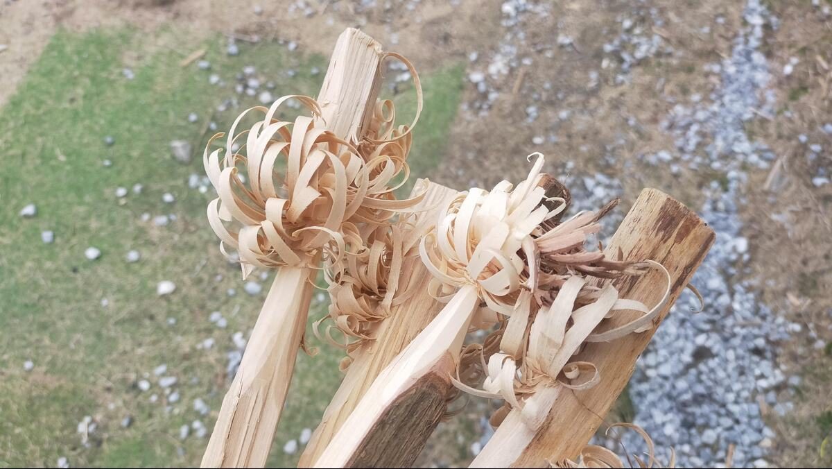 フェザースティックとは？作り方のコツやおすすめナイフを紹介！