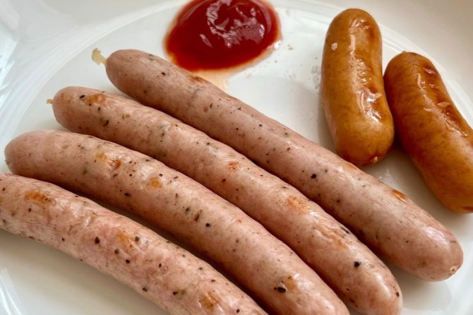 焼いたソーセージ