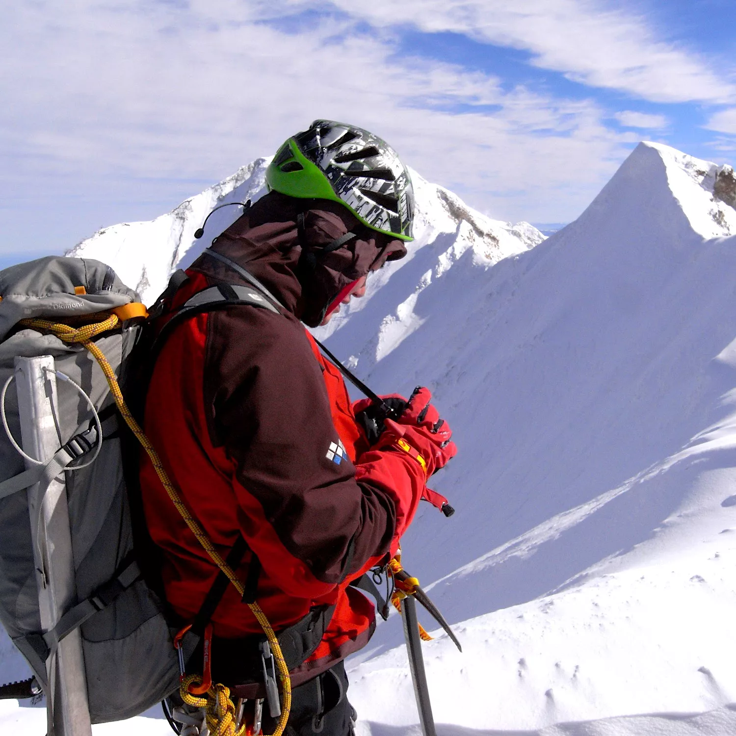 雪山登山をする人物