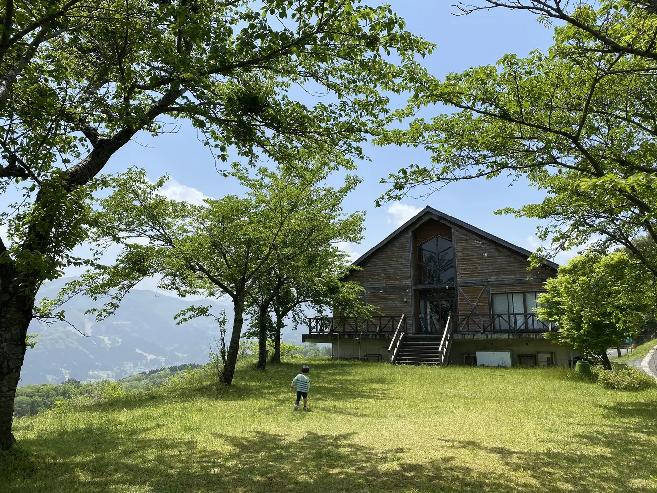 丘に建つ施設