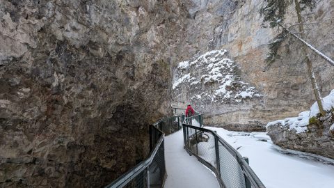 カナダのバンフで「雪渓谷」トレッキング！【「海外書き人クラブ」お世話係・柳沢有紀夫の世界は愉快！】