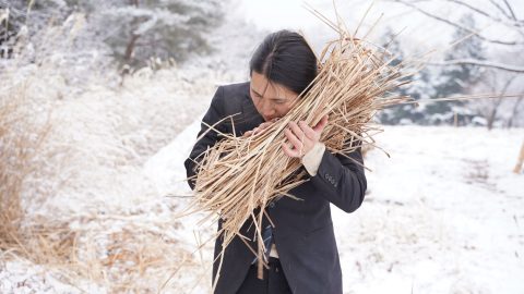 週末縄文人の100％ナチュラルな寒さ対策とは？「カヤ（茅）インサレーションってすごいよ」