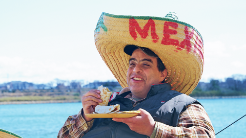 メキシコ出身・ガルサさんの陽気で美味なメキシカンキャンプに密着！焚き火をしながらタコス＆お酒