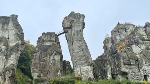 高さ40mの巨石群は壮観！ いくつもの謎に包まれたドイツの絶景「エクスターンシュタイネ」