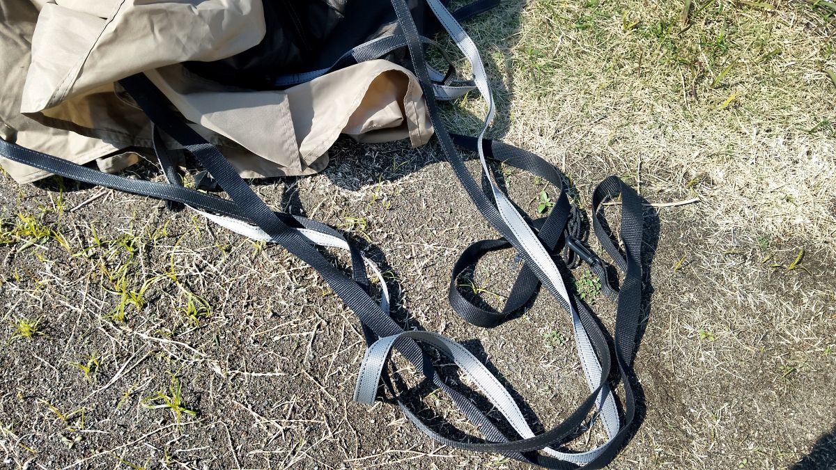 絡まった状態のビンディングテープの様子。