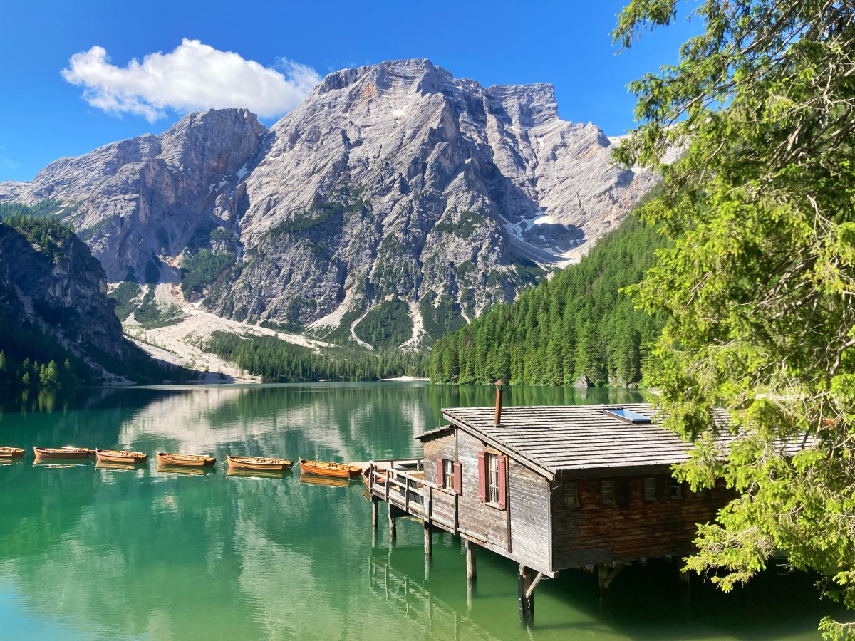 イタリアで最も映える湖!「アルプスの真珠」とも称えられるブライエス湖で絶景散策を満喫