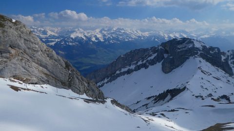 ドラゴンが棲んでいる!? 中央スイス・ピラトゥス山の洞窟にまつわる伝説と絶景を堪能する旅