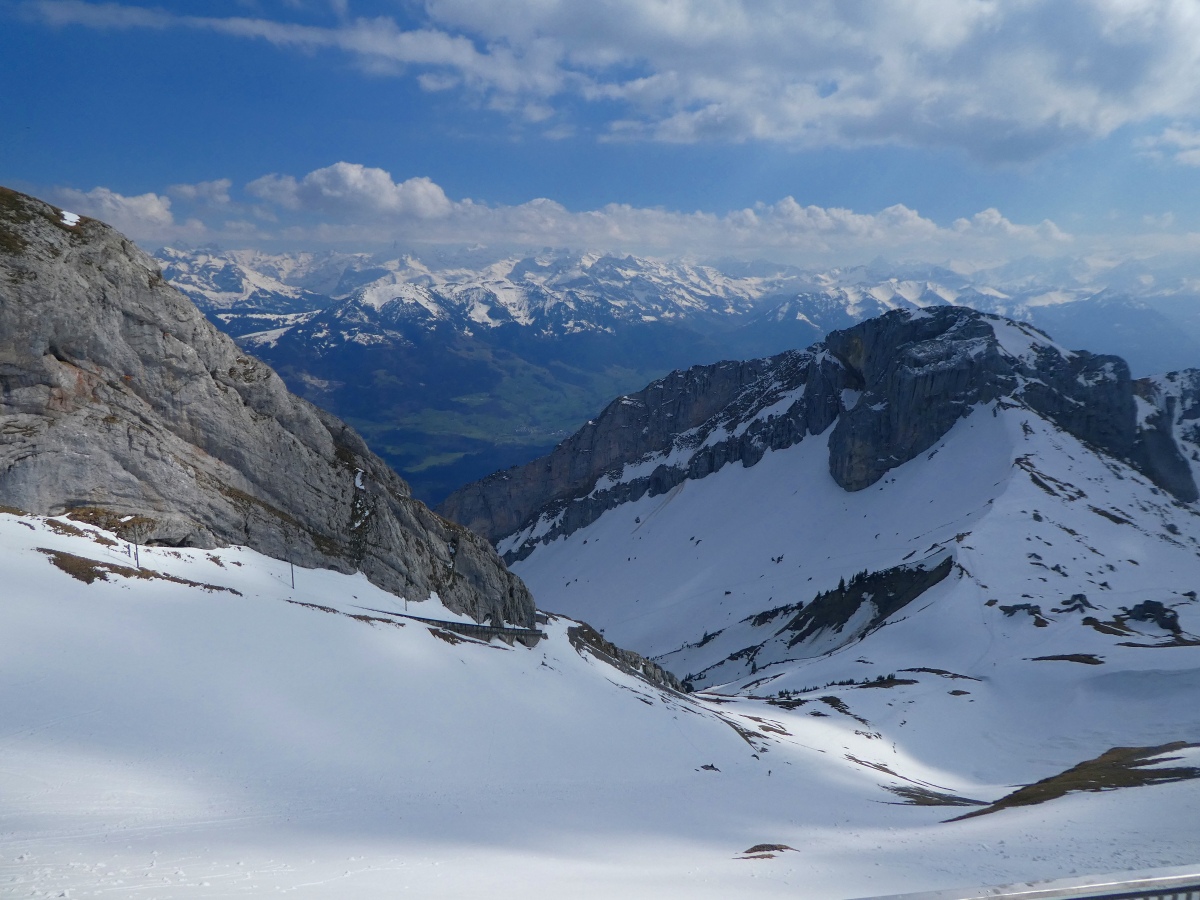 ドラゴンが棲んでいる!? 中央スイス・ピラトゥス山の洞窟にまつわる伝説と絶景を堪能する旅