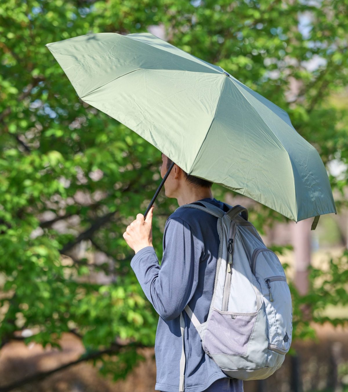 傘をさす