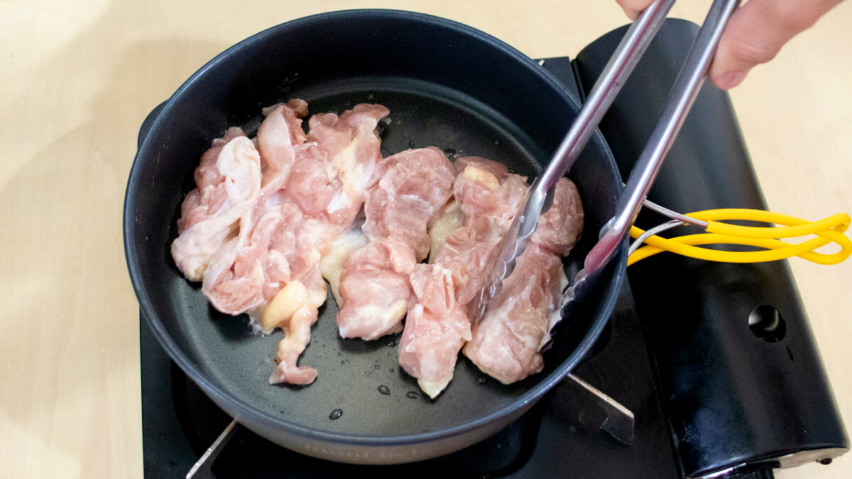 鶏もも肉を皮目から焼く