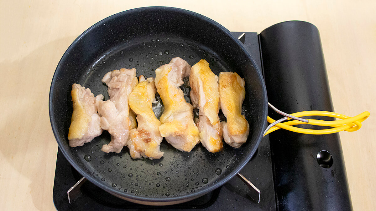 鶏もも肉を火が通るまで焼く