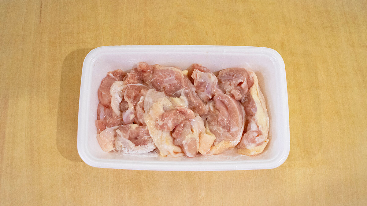 鶏もも肉を切り下味を付ける
