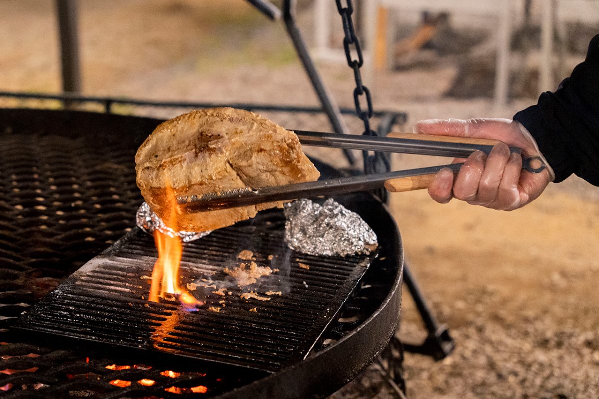 焚火台で肉を焼く様子