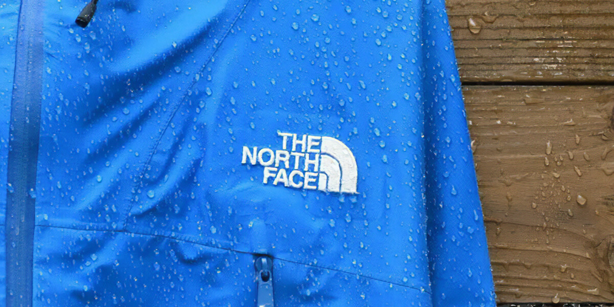 雨にうたれた、ノースフェイスのジャケット。