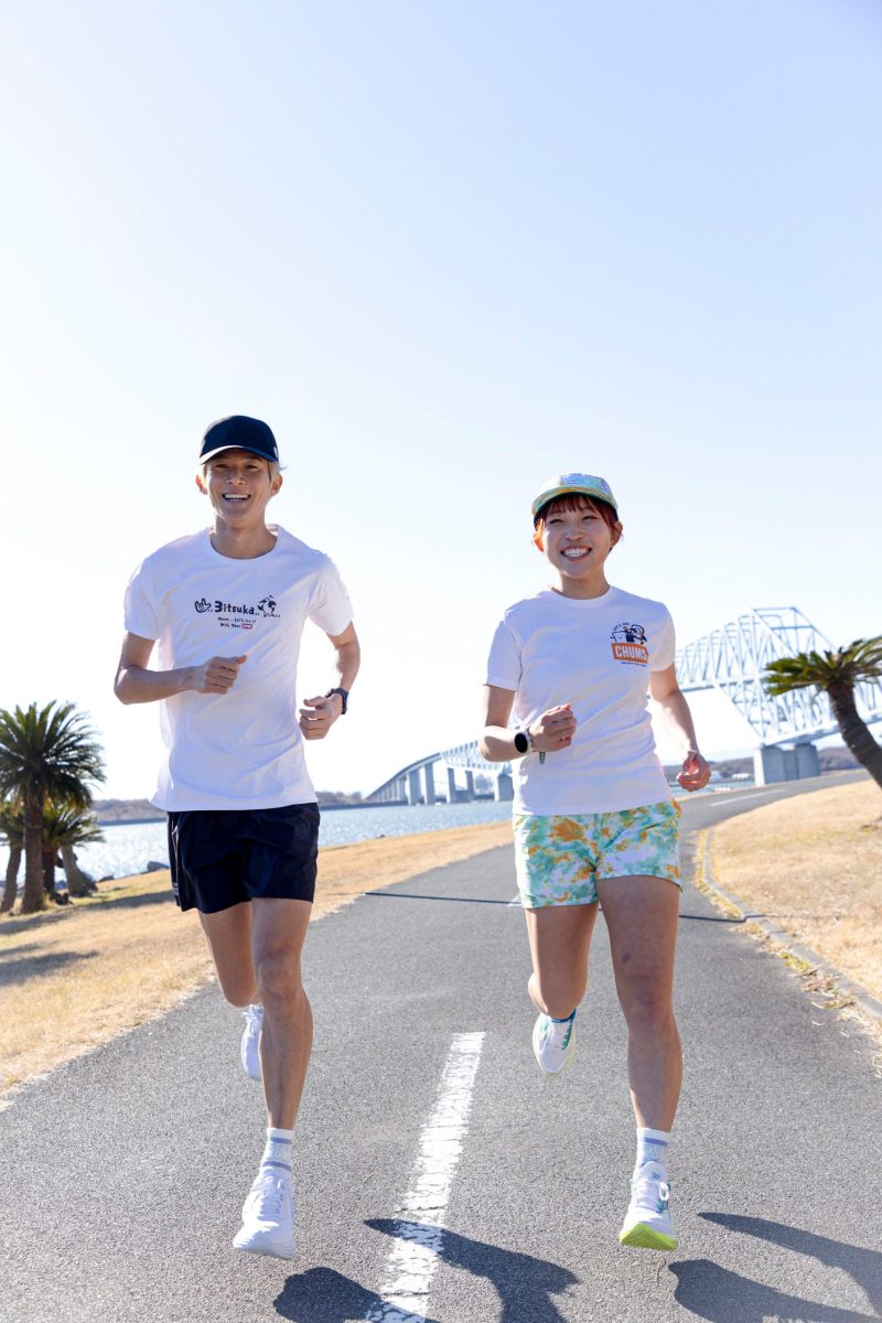 「CHUMS RUNNING」から三津家貴也&ウルトラランナーみゃこのコラボアイテムが登場!