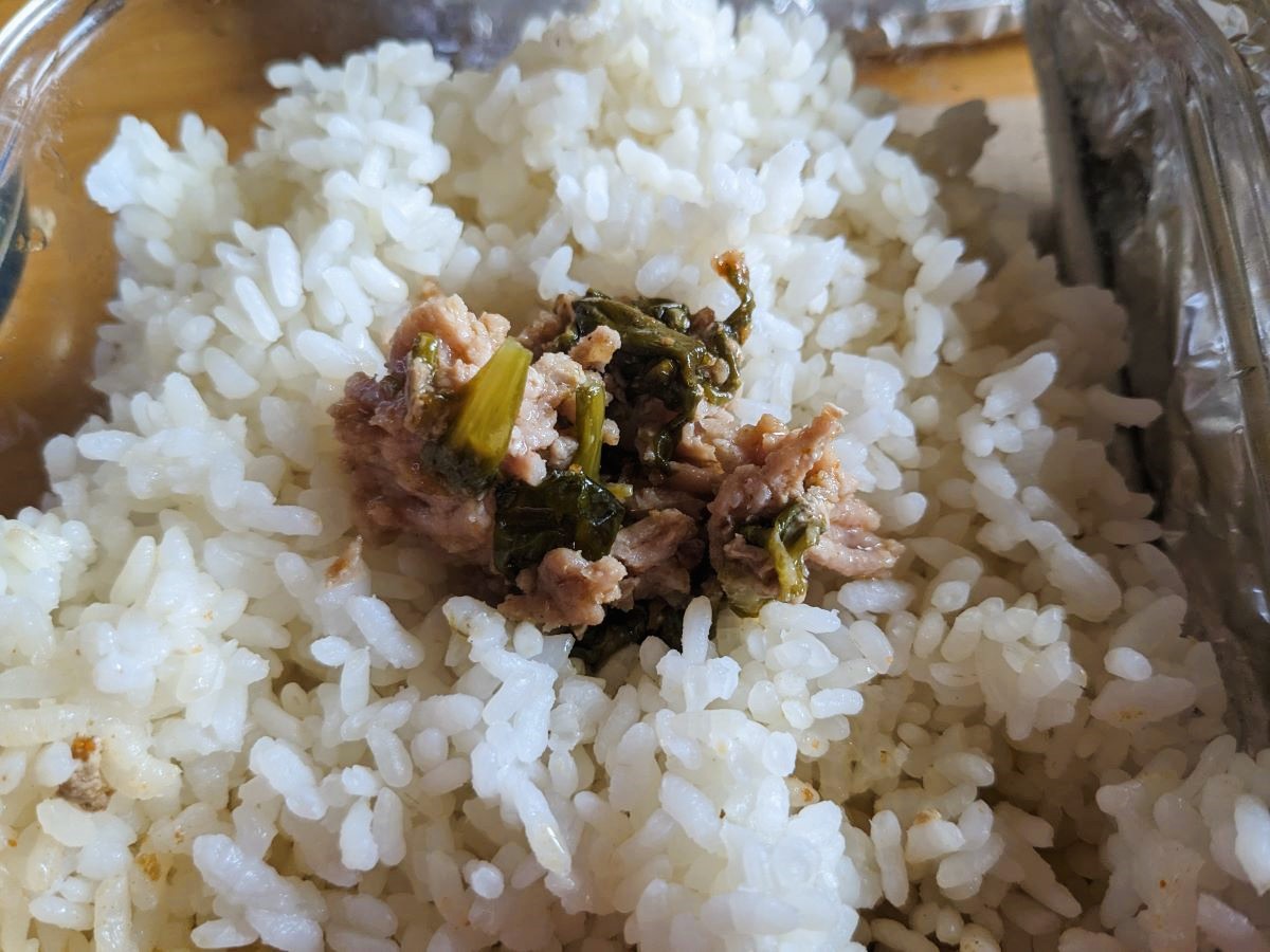 お米の上にひき肉炒めをトッピング