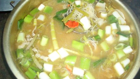 マタギが白神山地で採った山菜は11種類！早速、山菜鍋でいただいた