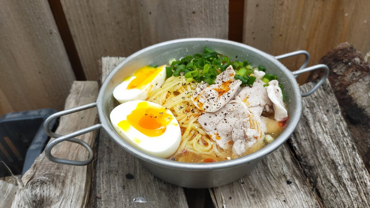 アナルコソロに冷やし麺が盛りつけられている。