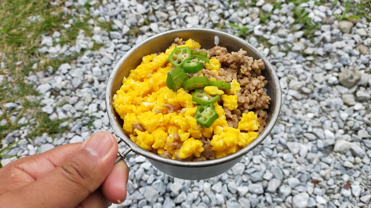 アナルコカップにそぼろ丼が盛りつけられている。