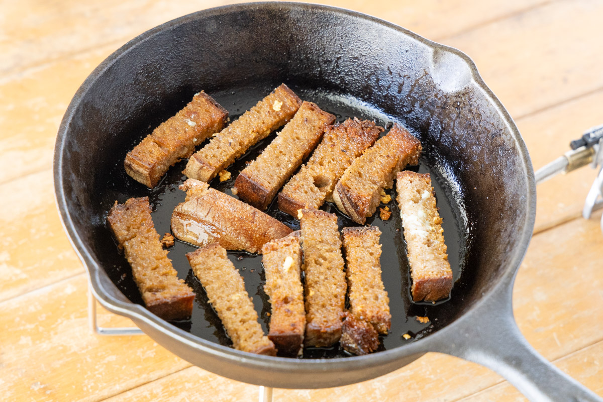 少量のオイルで揚げ焼きにしたライ麦パン
