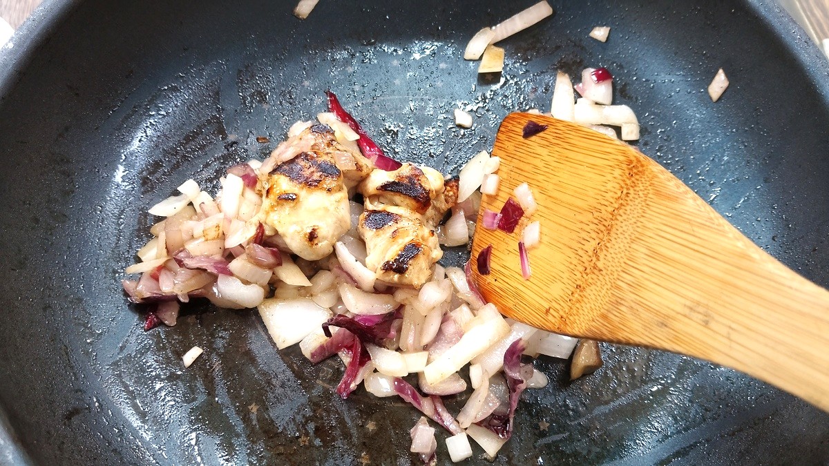 鶏もも肉と玉ねぎを炒めている様子。