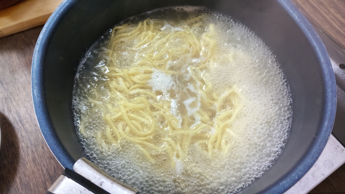 麺を茹でている様子。
