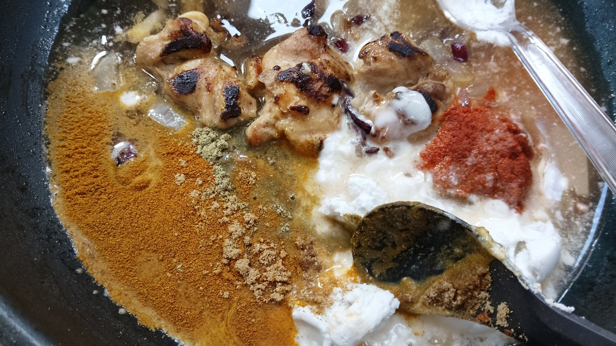 スパイスを入れた状態のカオソーイ。