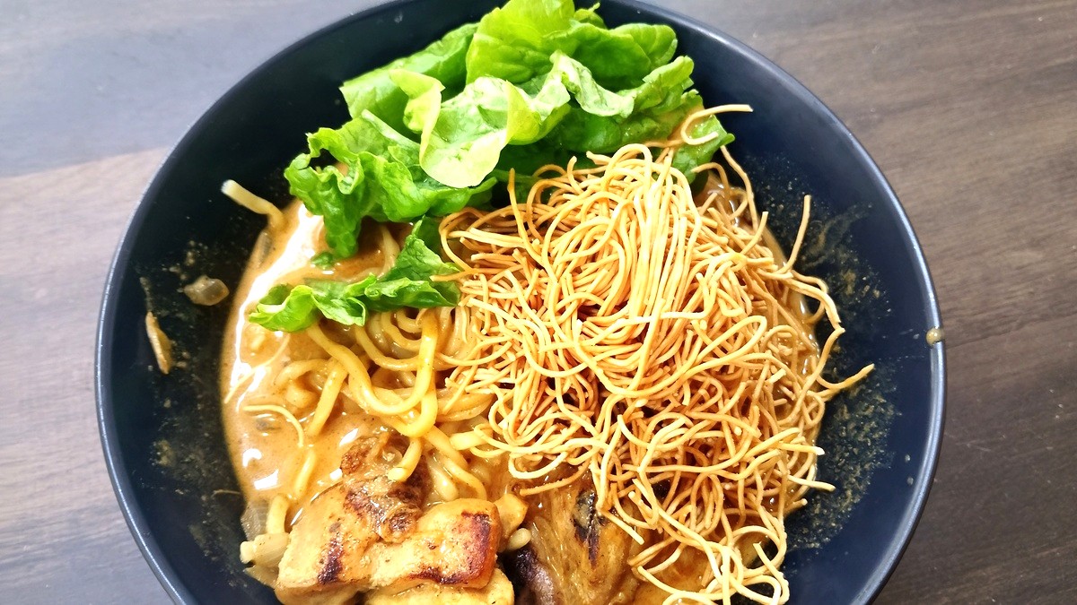 夏バテ知らずの本格タイ料理!ココナッツ香るカオソーイのレシピを紹介