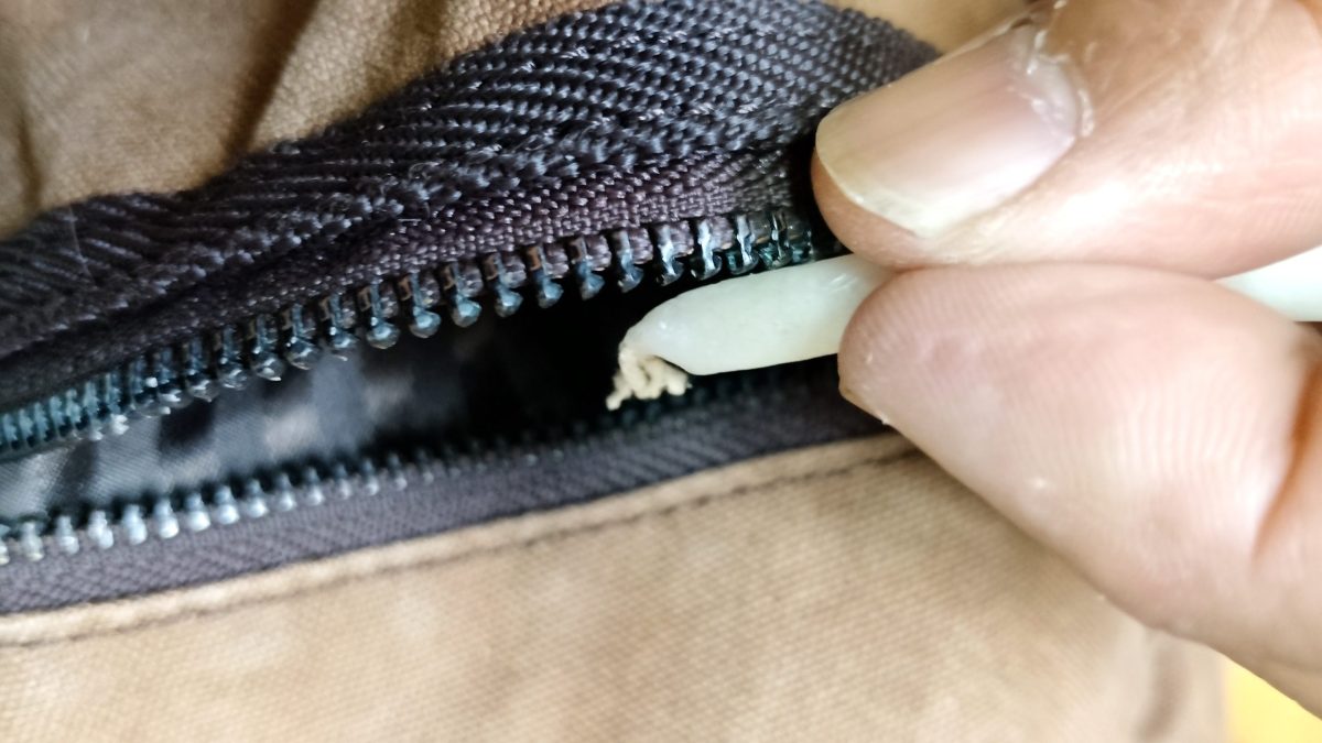 ファスナーの滑りを良くする方法!身近なものでも対処可能