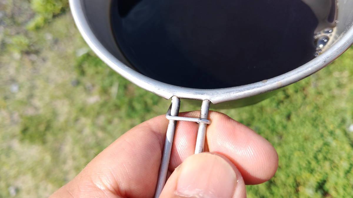 手でアナルコカップを持っている様子。