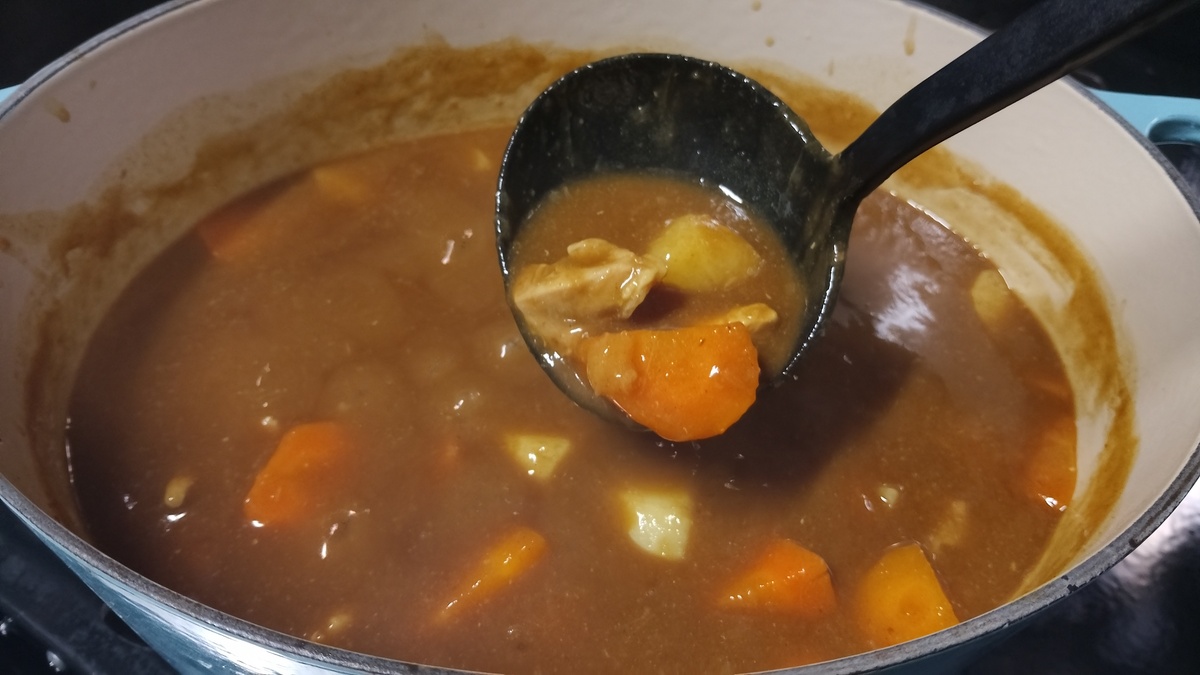鍋にカレーが入っている様子。