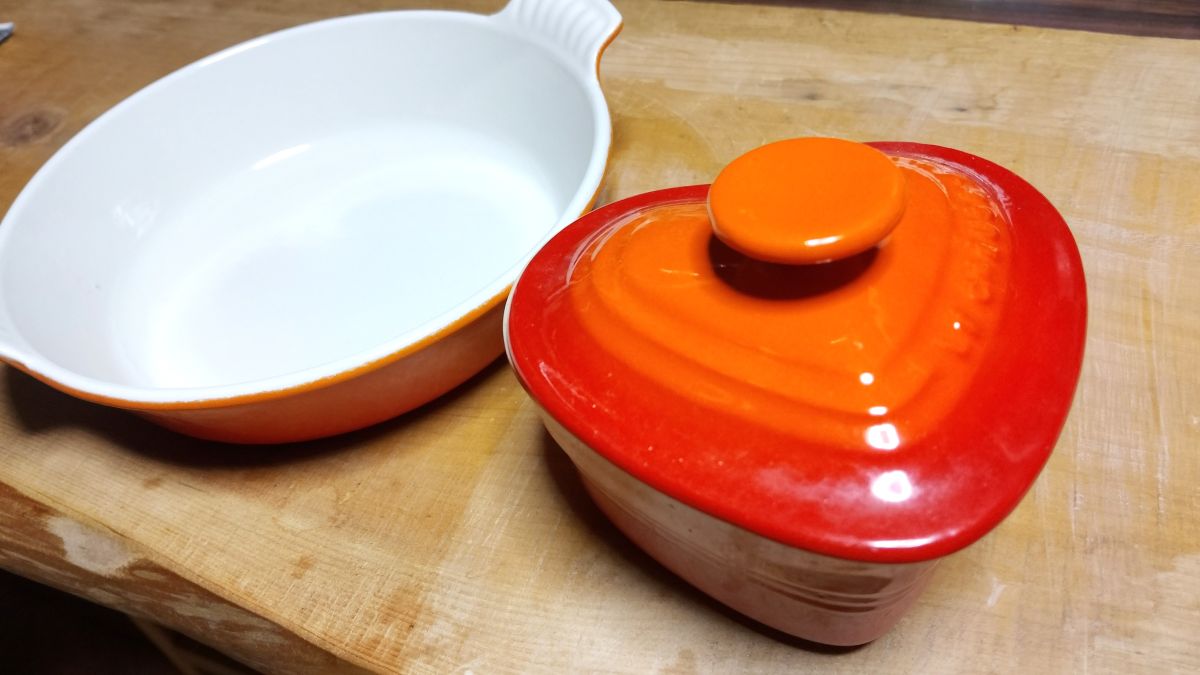 ルクルーゼの商品が並んでいる。