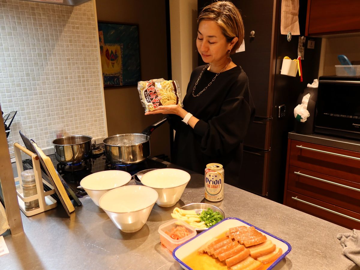麺を湯がく