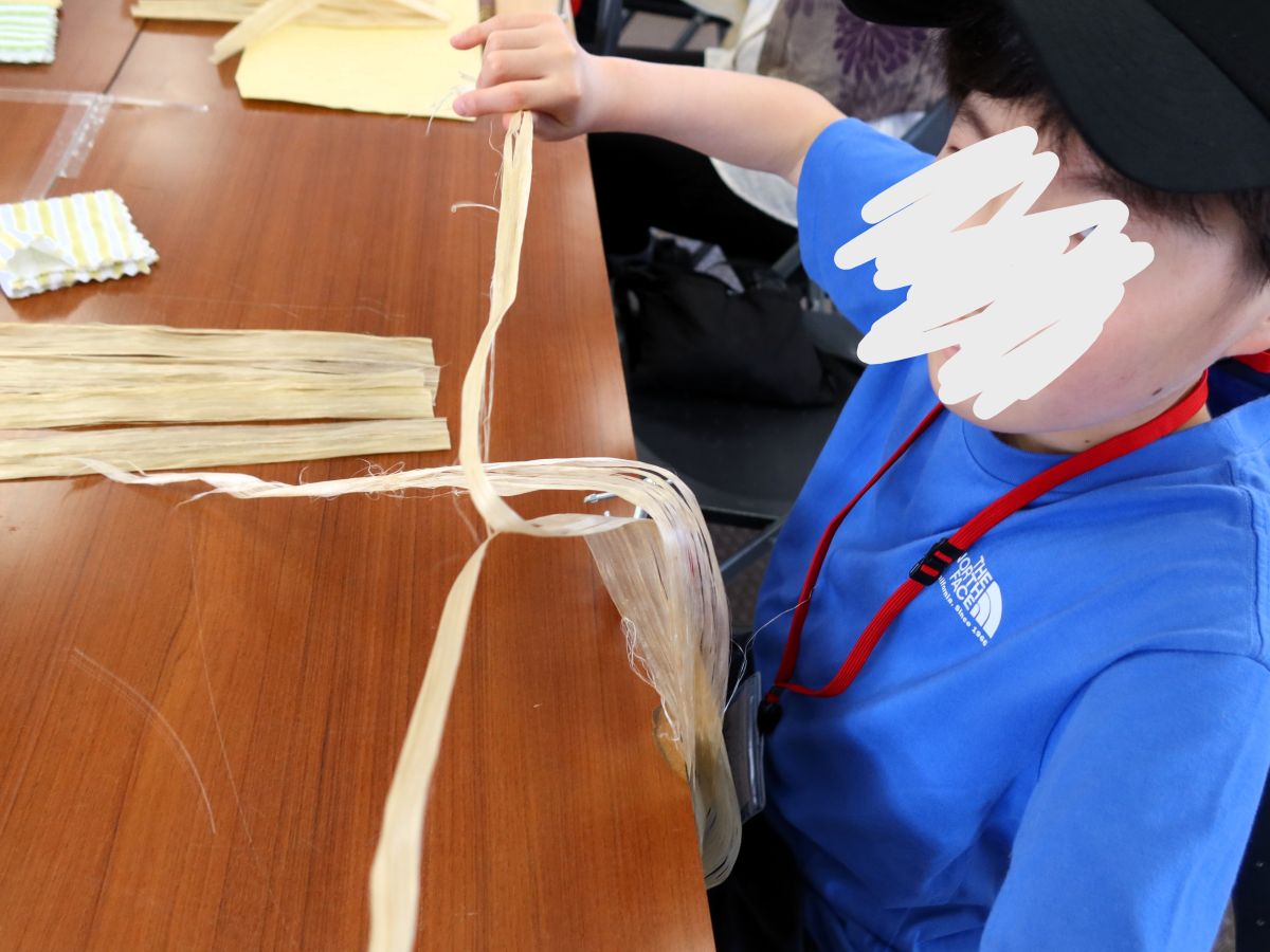 麻細工を楽しむ子ども