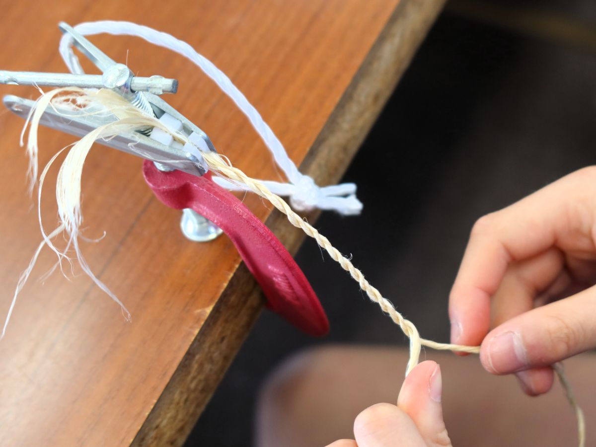 麻を同じ方向によじりながら編む