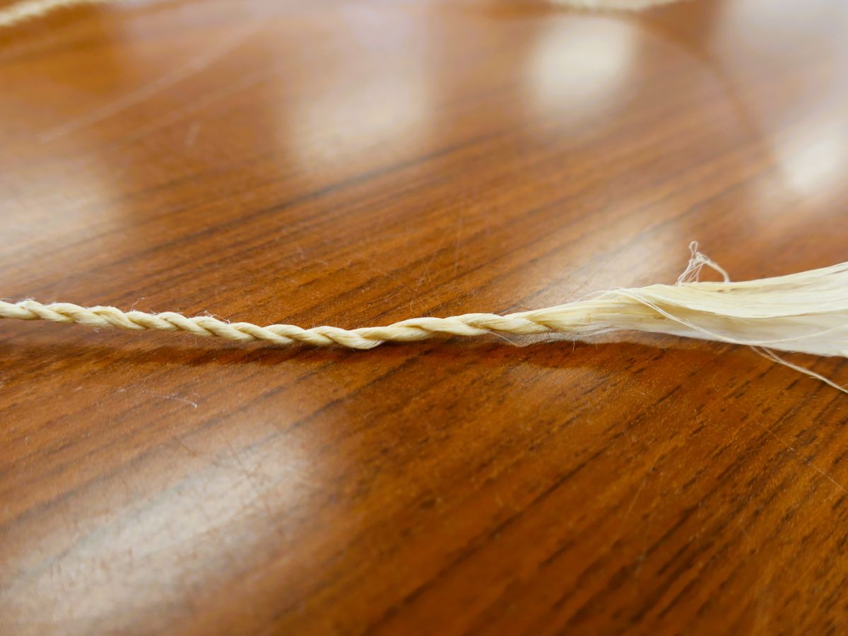 麻を編んだ様子
