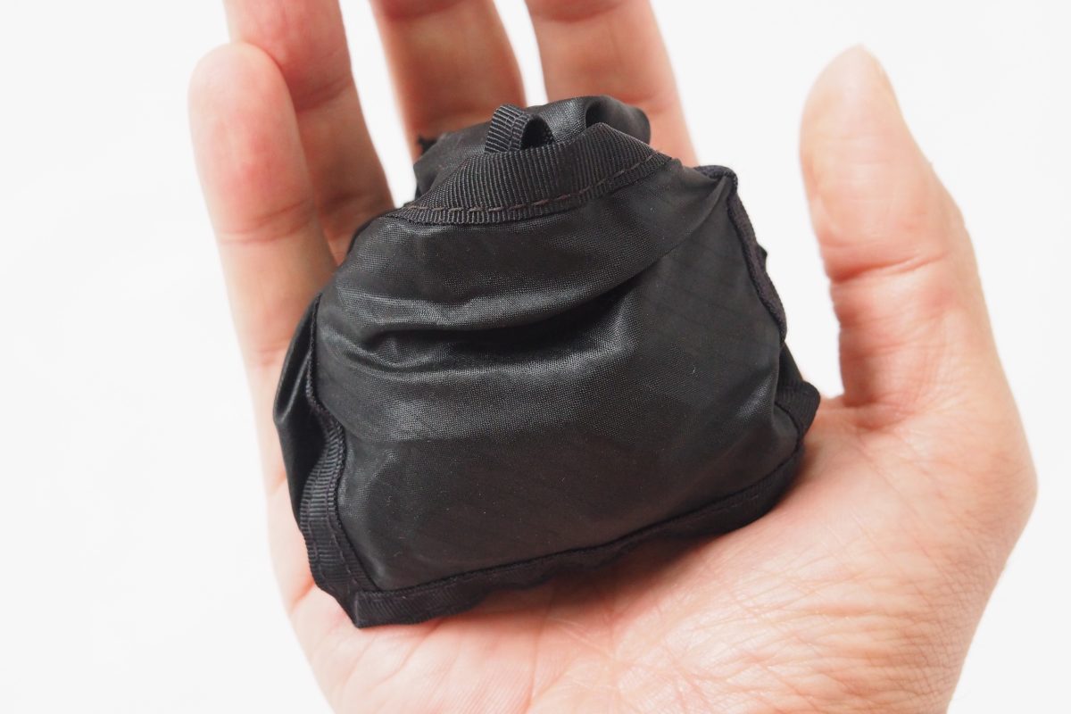コンパクトに収まるモンベルのサコッシュ