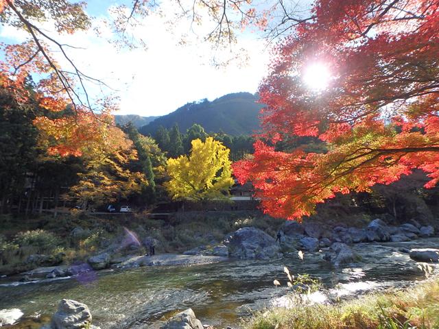 川と山と紅葉