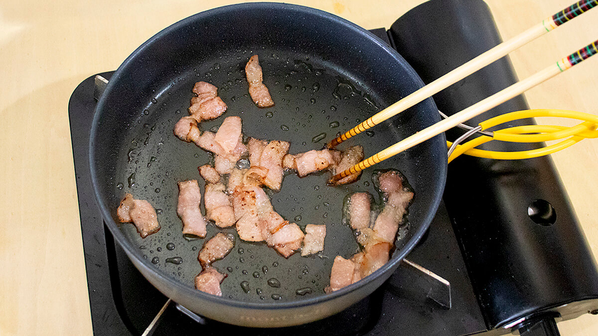 ベーコンを炒める