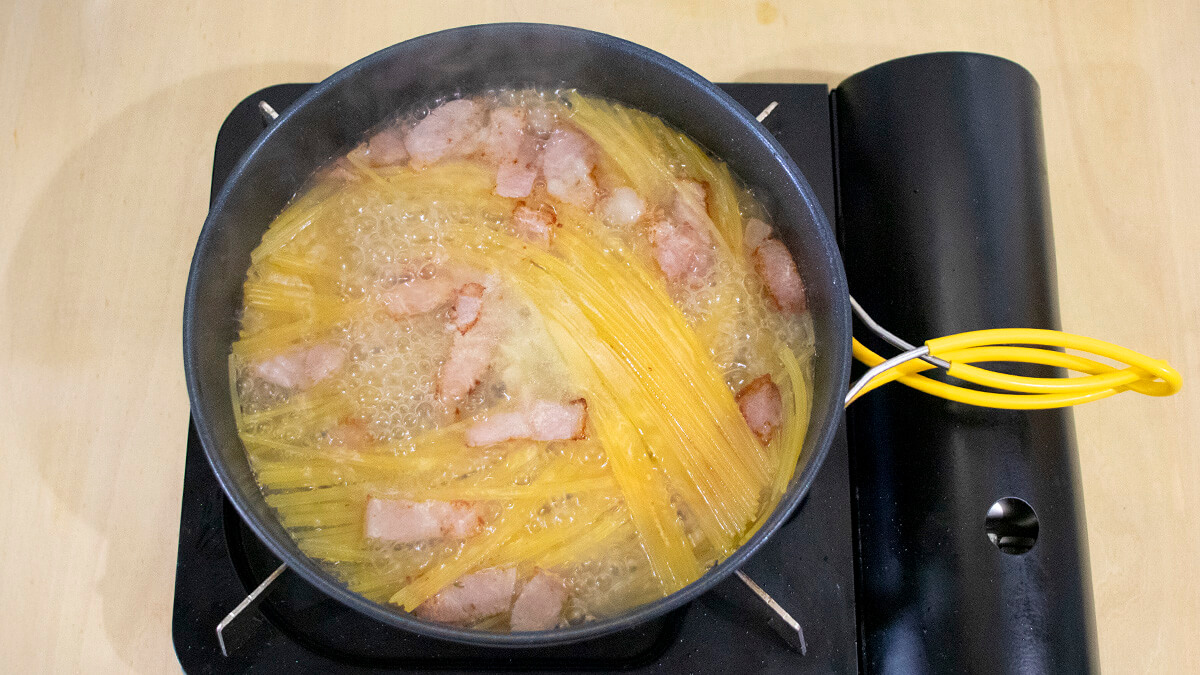 スパゲッティを茹でる