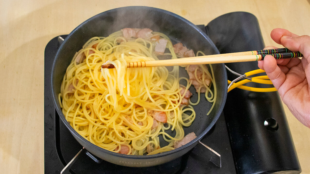 スパゲッティの汁気を確認する